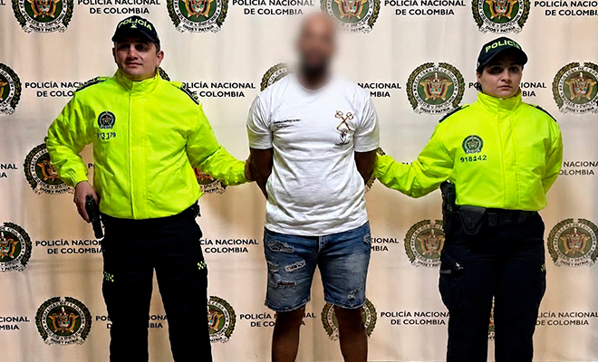 Ciudadano Neerland&eacute;s retenido en Medell&iacute;n, es custodiado por dos funcionarios de la polic&iacute;a nacional.