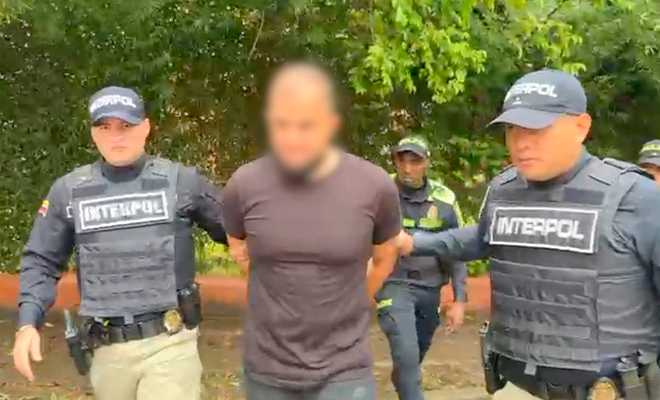 Funcionarios de INTERPOL se desplazan con el retenido alias ‘Ash’, después de ser interceptado en Copacabana Antioquia.