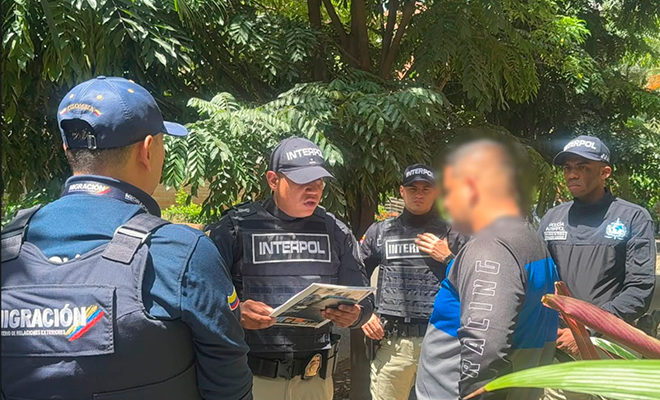 Alias 'Gemelo' es notificado en Medellín, el motivo de su retención por funcionarios de INTERPOL.