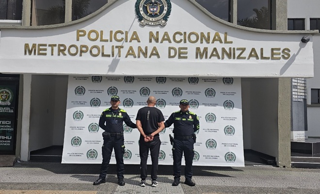dos policías y un capturado 