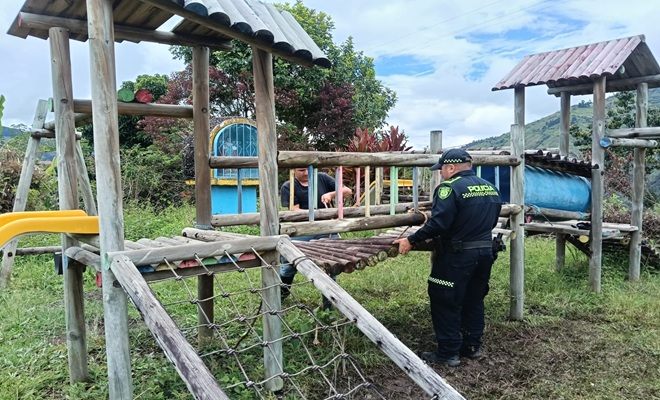 Policía y un ciudadano restauran juegos infantiles 