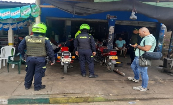 Uniformados ejerciendo control a comercio 