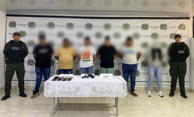 dos uniformados con seis personas capturadas por el delito de extorsión