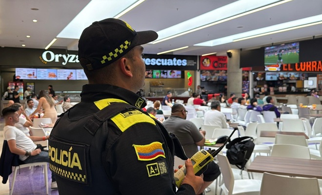un policía, varios ciudadanos, varias sillas 