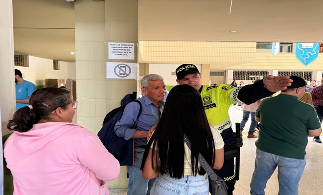 un policía, varios ciudadanos 