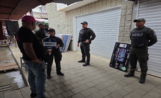 cuatro policías y un ciudadano realizando charla de sencibilización 