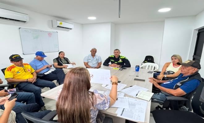 Un uniformado con nueve personas en un auditorio 