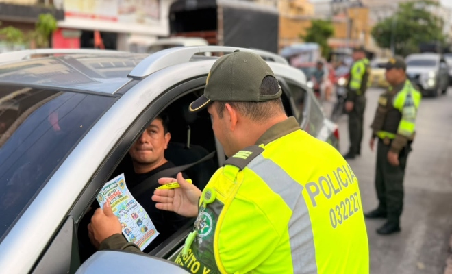 un uniformado de la seccional de transito y transporte de la ciudad de monter&iacute;a realiza charla de prevenci&oacute;n con un ciudadano 