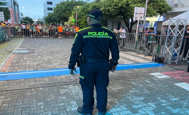 un uniformado prestando seguridad en la  media maratón de Córdoba "La Ruta del Jaguar