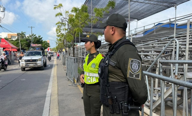 dos uniformados de la policía nacional  velando por la seguridad en el desfile la gran parada  
