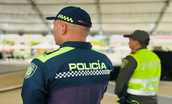 dos uniformados en el coliseo de feria pueblito cordob&eacute;s prestando seguridad a propios y visitantes  