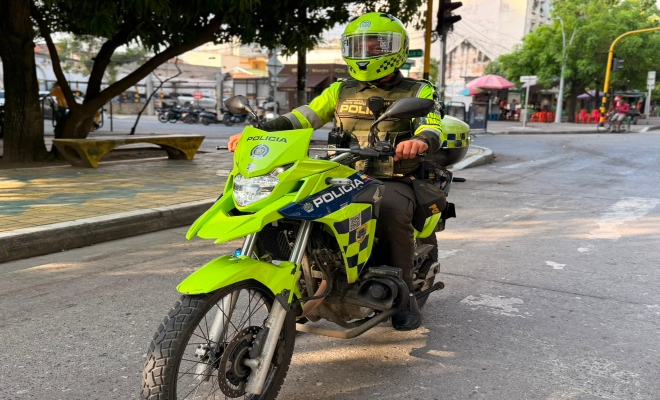 un uniformado adscrito a  la seccional de transito y transporte  de la metropolitana de san jerónimo de montería acompaña el desarrollo de la tradicional Bicirruta con el propósito de garantizar la seguridad en vías de la ciudad de montería 