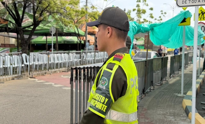 un auxiliar de policía verificando la seguridad en ferias de la ganadería 