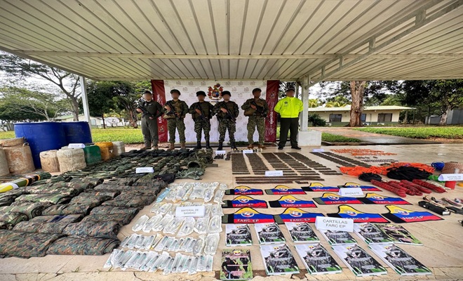 Seis uniformados custodiando el depósito ilegal que contenía una considerable cantidad de material explosivo, de guerra, comunicaciones e intendencia