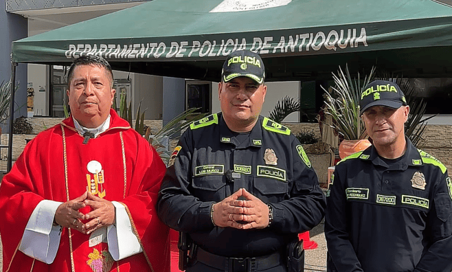 Coronel Luis Mu&ntilde;oz acompa&ntilde;ado del se&ntilde;or Capell&aacute;n y Comisario de Comando