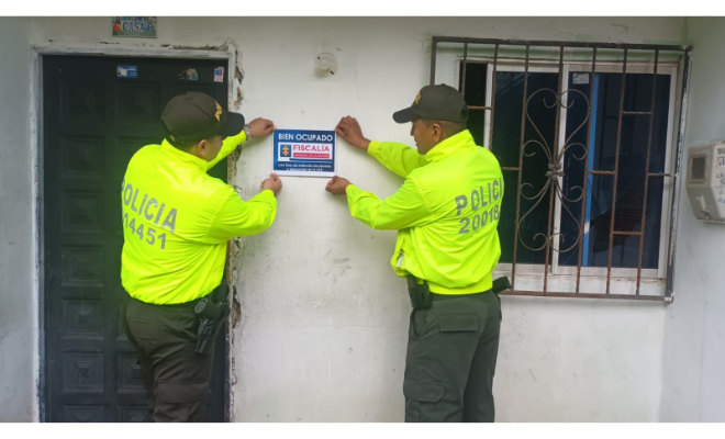 Dos polic&iacute;as En san Jos&eacute; del Guaviare realizando extinci&oacute;n de dominio a viviendas relacionadas con microtr&aacute;fico