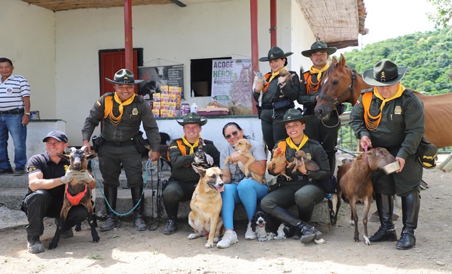 Policías de carabineros con aminales, perros conejos, caballos 