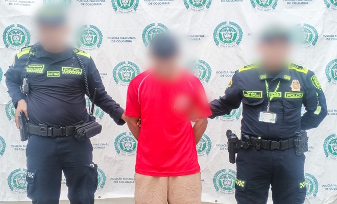 Policías con persona capturada