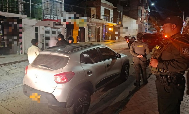 Un carro y tres policiales en la calle realizando registos
