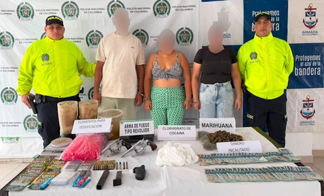 Tres capturados dos policías y una mesa con elementos incautados
