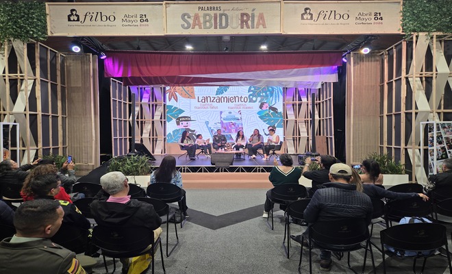 Várias personas viendo un conversatorio, en las instalaciones de la FILBO