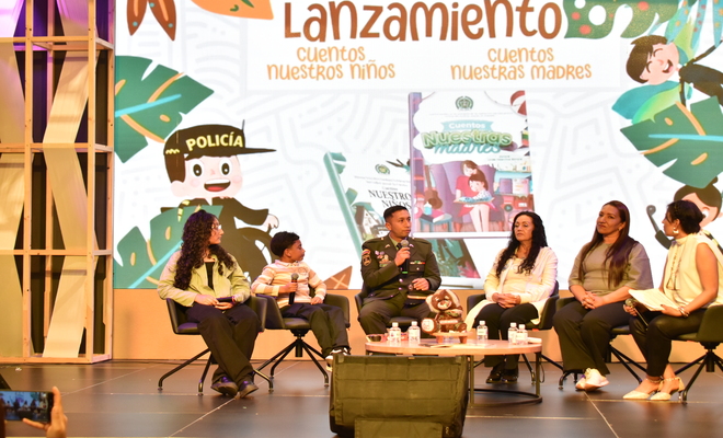 Cuatro mujeres, dos ni&ntilde;os y un uniformado, sentados y conversando en la FILBO