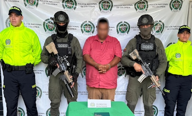 Un capturado custodiado por cuatro uniformados