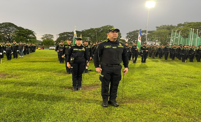 varios uniformados de la policía nacional ensayando para ceremonia de ascenso 
