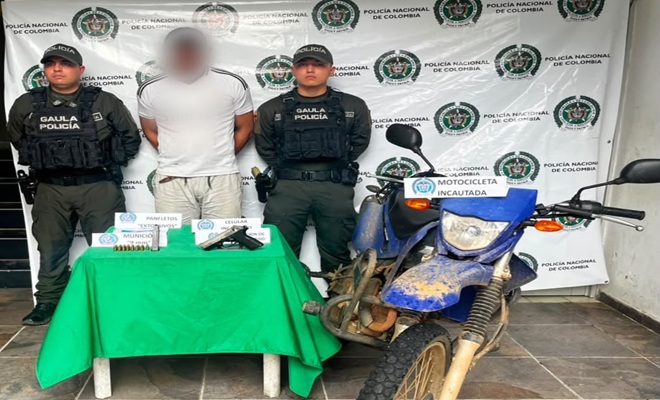 Una moto y un capturado custodiados por dos policías