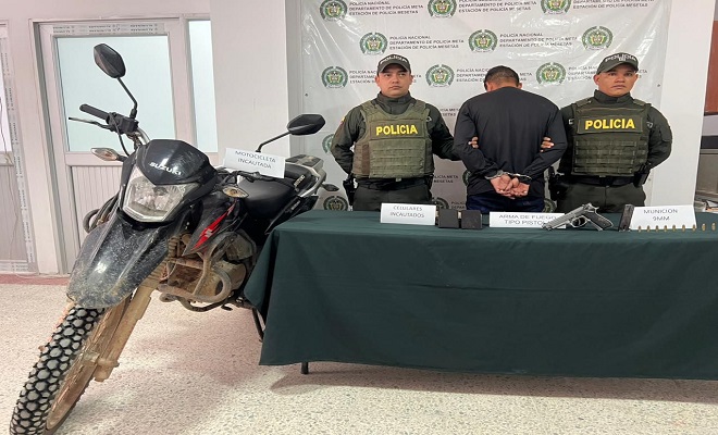 Una motocicleta, un arma de fuego incautada, un capturado y dos polic&iacute;as