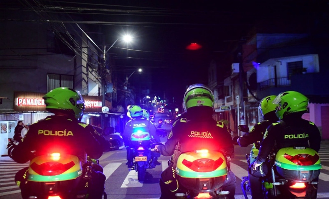 Varios cuadrantes de la policía apoyándose en seguridad para ayudar a el departamento 