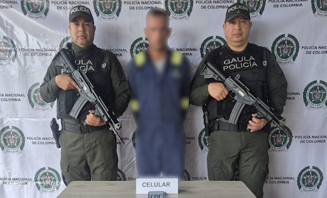 Uniformados del GAULA junto a un capturado por extorsión