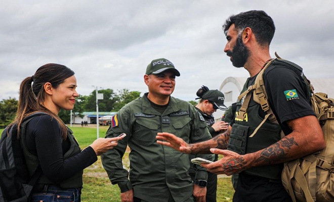 Brigadier general Carlos Oviedo, director de carabineros reunido con representantes de la policía Brasil.