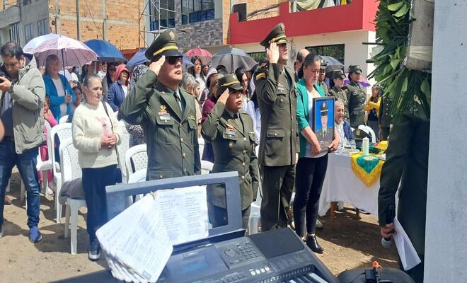 Varios uniformados con la comunidad