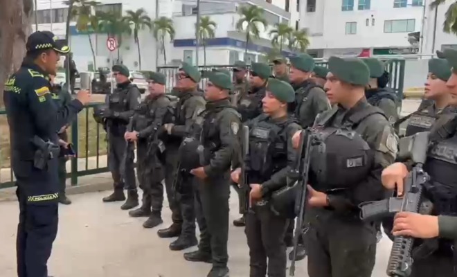 Policías formando