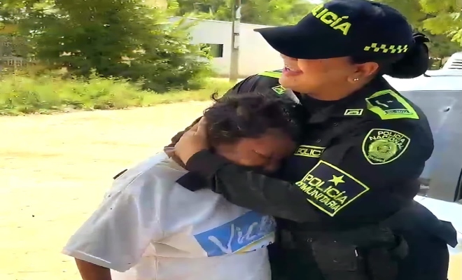 uniformada dando un abrazo a una persona 