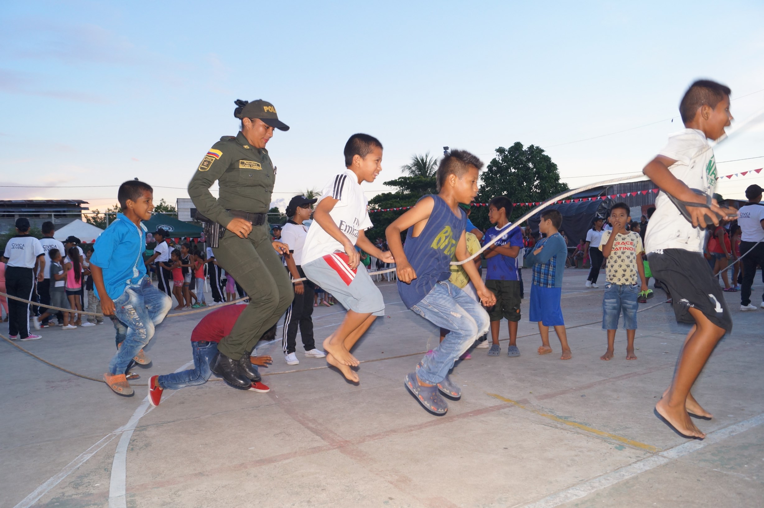 Policía de prevención y líderes comunitarios  Llevaron alegría a las madres y sus hijos.