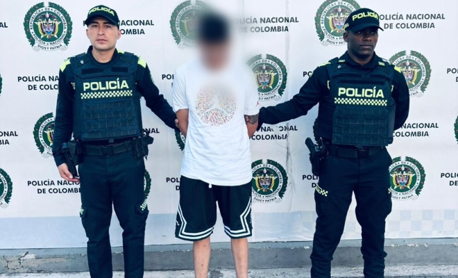 capturado de pie y policias deteniendolo