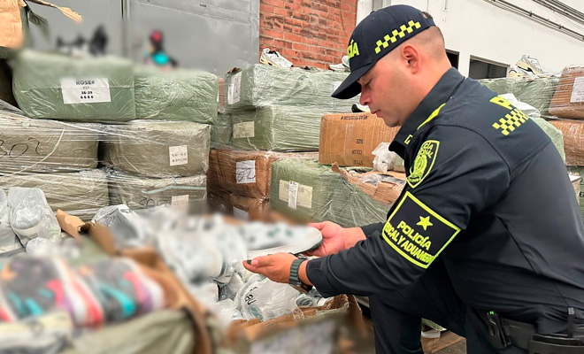 un policia revisando calzado