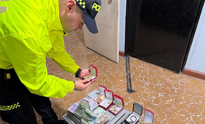 Polic&iacute;a revisando dinero y joyas de oro incautadas
