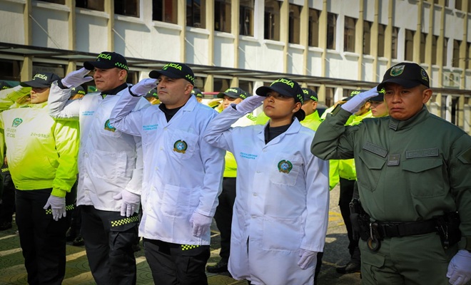 varios polic&iacute;as, unos con bata blanca 