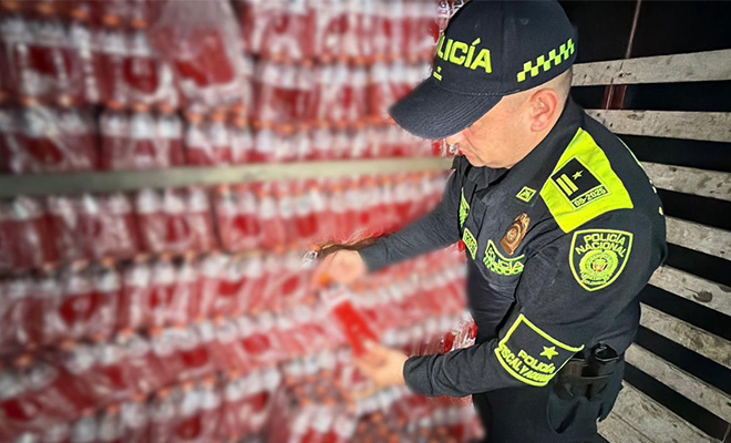 policia revisando bebidas hidratantes decomisadas