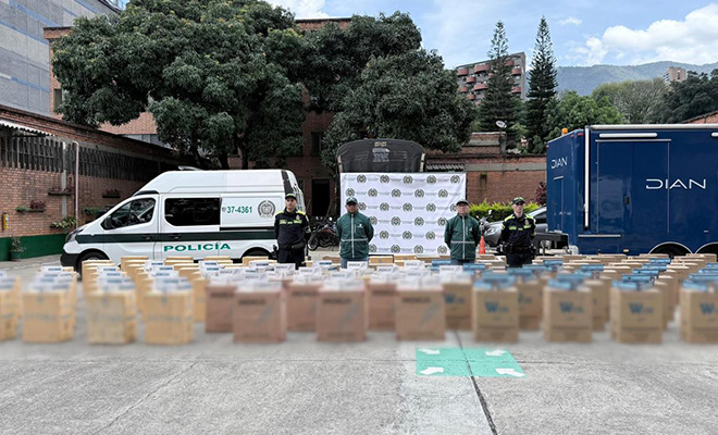4 Polic&iacute;as custodiando cigarrillos incautados