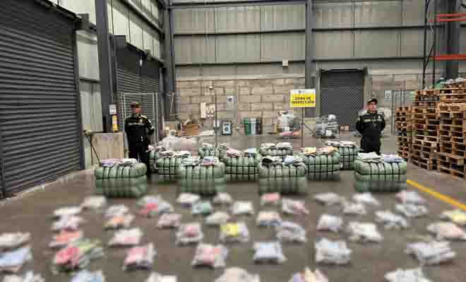 policias custodiando prendas de vestir incautadas