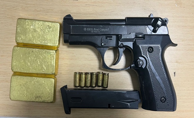 Arma incautada y oro incautado en procedimiento