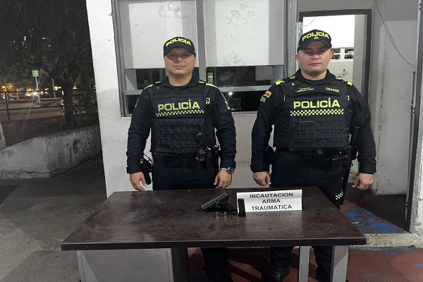 Dos Policías junto con arma traumática incautada