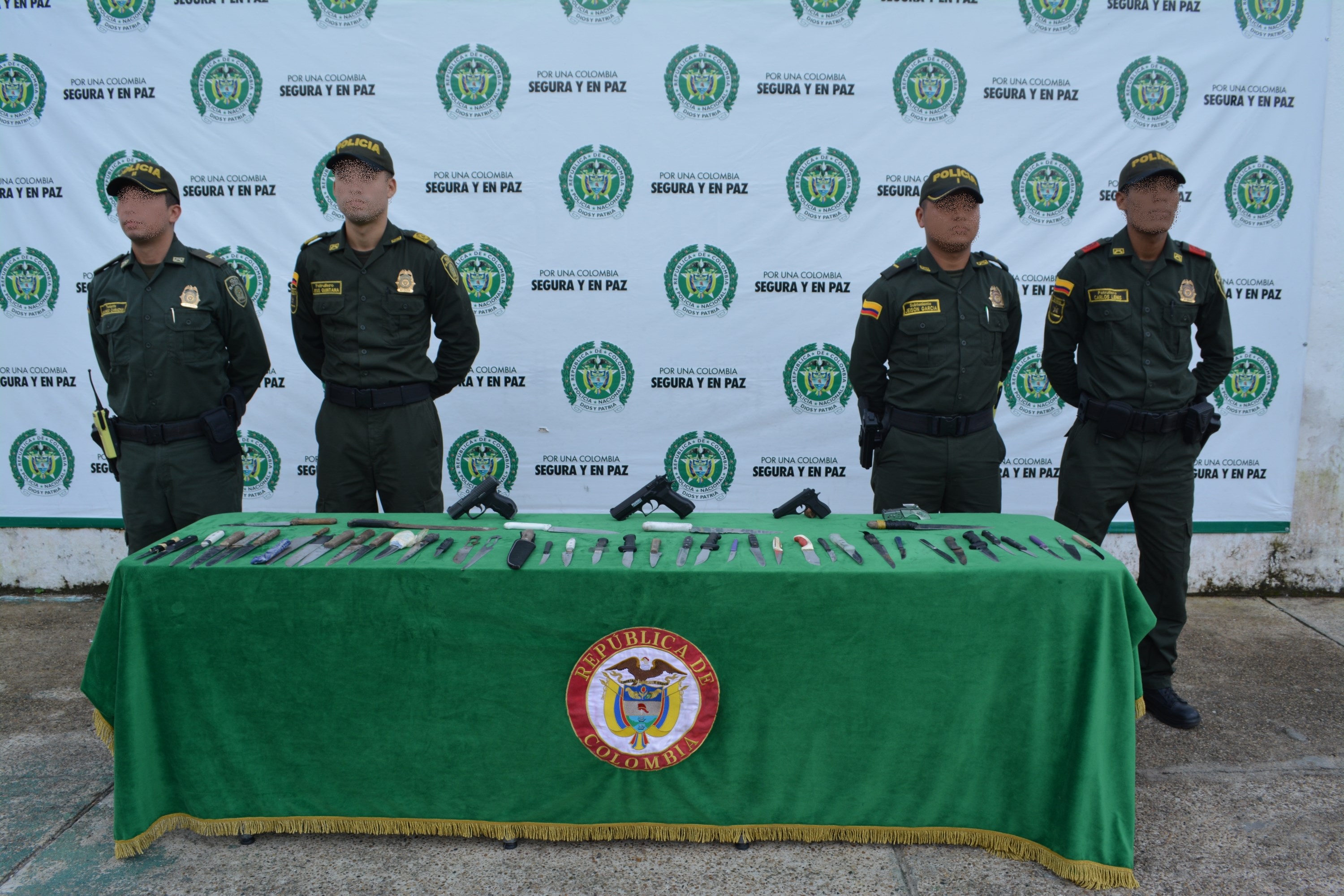 Se incauta armas blancas y de fogueo 