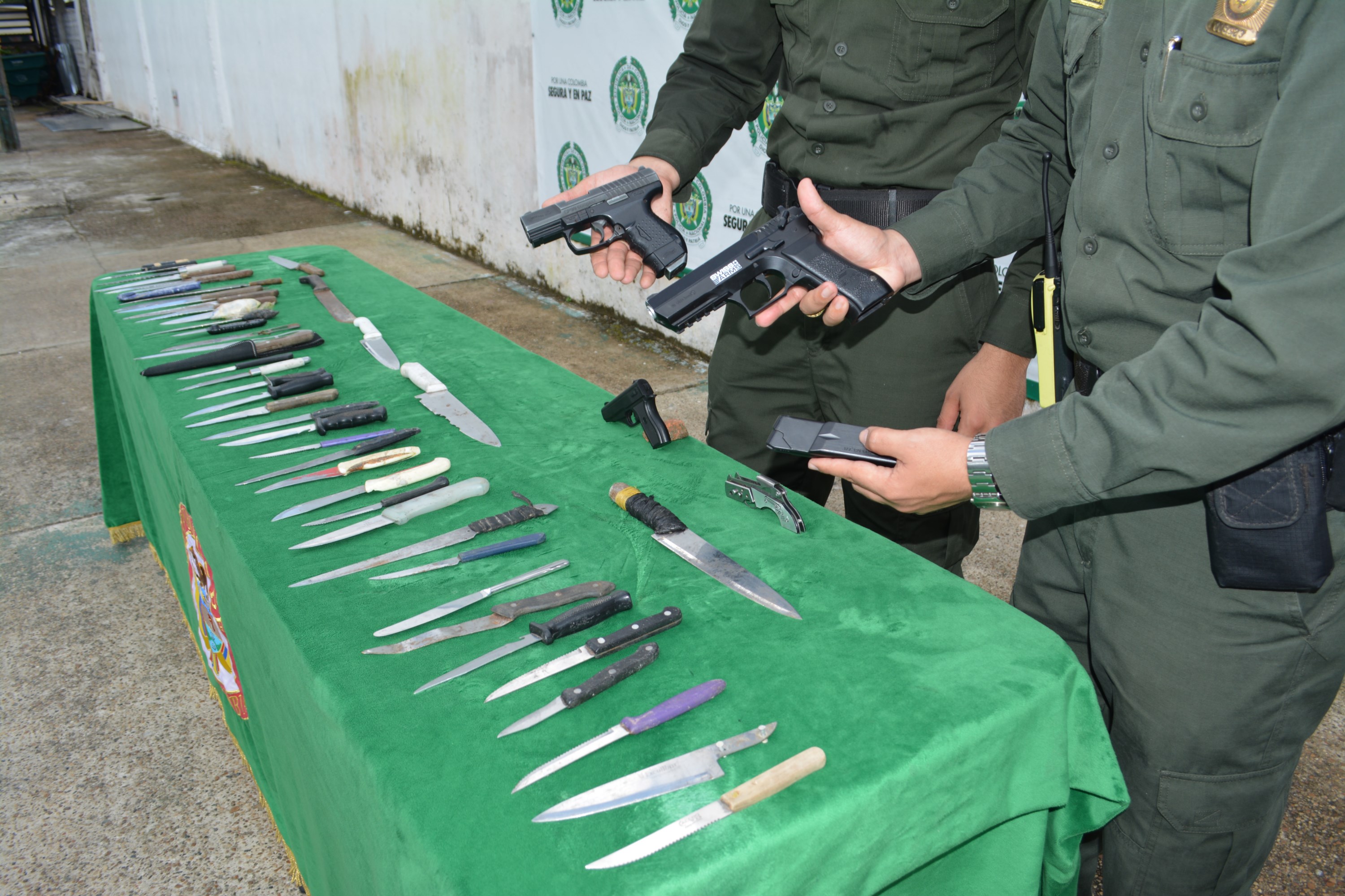 Se incauta armas blancas y de fogueo 