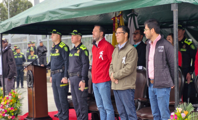 Alcalde de Bogotá, secretario de seguridad y Policía en ceremonia de entrega de motocicletas nuevas