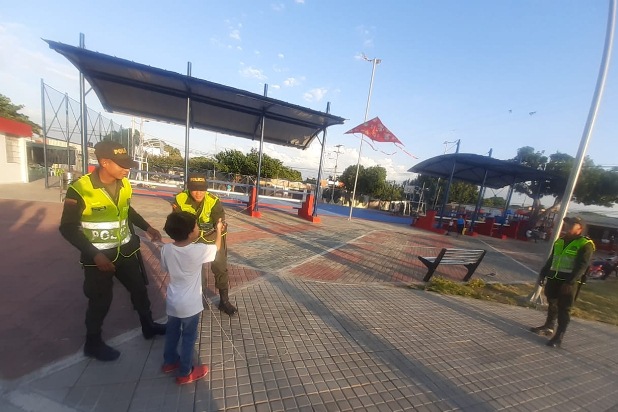 Ayudamos-a-niños-a-elevar-cometas-de-forma-segura